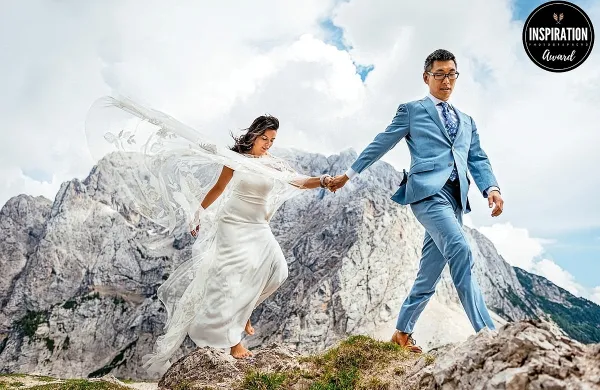 Ena od nagrajenih fotografij: Bosonoga nevesta in ženin med 
poročnim fotografiranjem v objemu gora (Julijske Alpe, Slovenija).
