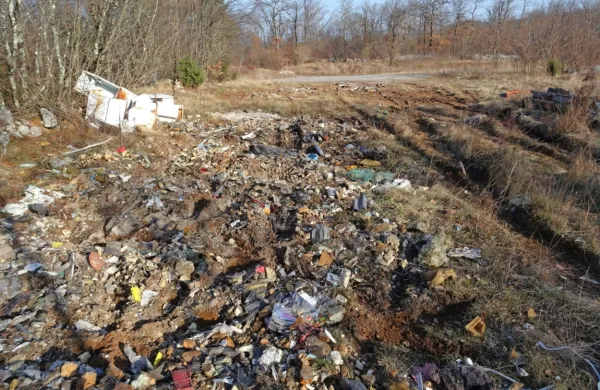Skoraj 60 ton odpadkov so odstranili iz bližine Risnika v Divači, 
nekaj pa jih je še ostalo na tleh. 