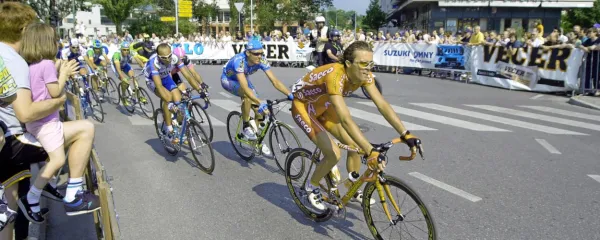 Prizor iz leta 2001, ko je karavana Gira zapeljala po novogoriških 
ulicah. V  ospredju je italijanski sprinter  Mario Cipollini, ki si z 42 
etapnimi zmagami lasti rekord na dirki po Italiji. 