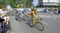Prizor iz leta 2001, ko je karavana Gira zapeljala po novogoriških 
ulicah. V  ospredju je italijanski sprinter  Mario Cipollini, ki si z 42 
etapnimi zmagami lasti rekord na dirki po Italiji. 