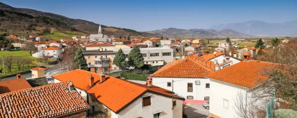 Panorama Podnanosa. V ozadju so vinorodni griči, ki se pnejo na 
južnem robu doline.