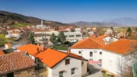 Panorama Podnanosa. V ozadju so vinorodni griči, ki se pnejo na 
južnem robu doline.