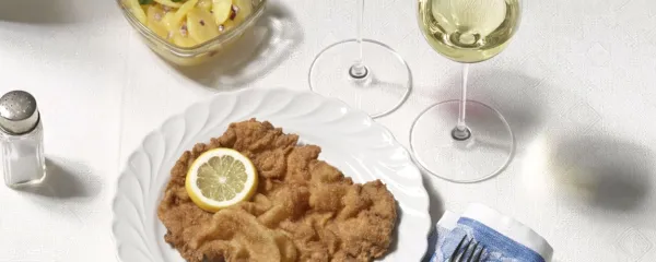 Dunajski zrezek, ikonska jed nekdanje monarhije, danes pa 
Avstrije, je praviloma telečji in ocvrt v maslu.