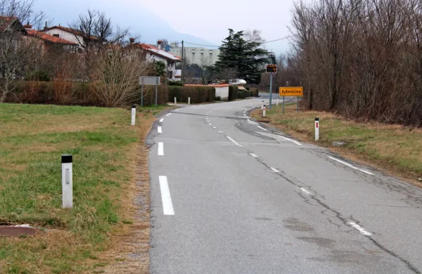 Direkcija za infrastrukturo in Občina Ajdovščina bosta letos začeli 
obnavljati državno cesto med Ajdovščino in Lokavcem, ob njej 
bodo  uredili tudi kolesarsko stezo. 