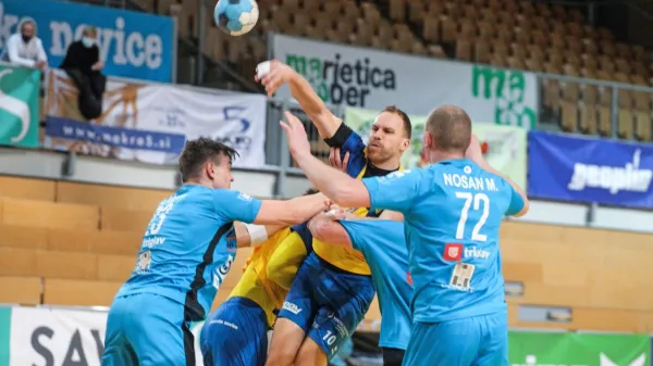 Tine Poklar (št. 10) je bil strelsko razpoložen tudi proti Ribnici - 
dosegel je deset golov.