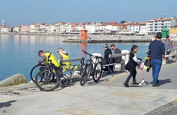 Okužba se prenaša tudi na prostem, zato je treba povsod 
vzdrževati vsaj dva mera  razdalje, če to ni možno, pa nositi 
masko.  