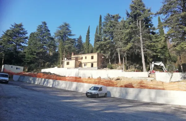 Podporni zid, kakršen je danes videti v Fiesi.  