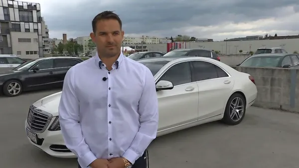 Kriminalisti NPU naj bi preiskovali tudi stanovanje v Fiesi, kjer naj 
bi bil Rok Snežić tudi stalno prijavljen.