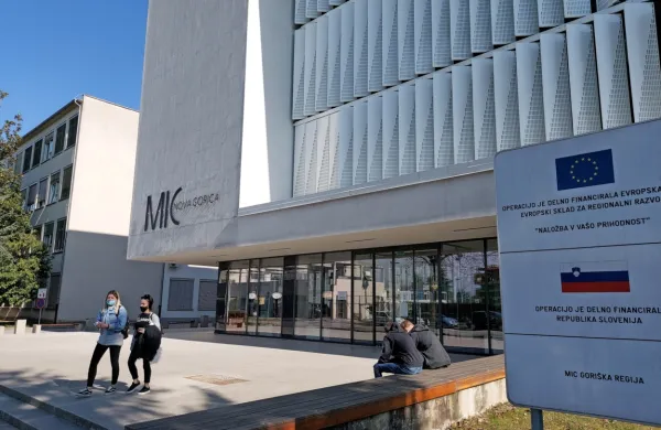   Več o tem, kako bo potekal pouk v srednjih šolah, naj bi jutri 
povedala pristojna ministrica. 