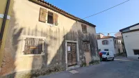 Ta zapuščena in propadajoča hiše na Gimnazijskem trgu v Kopru 
ogroža ljudi in okolico, opozarjajo v gradbeni inšpekciji.