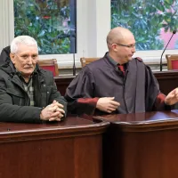 Dragan Kukanja (levo) in njegov zagovornik sta sodišču predlagala, naj pridobi nova mnenja izvedencev toksikologije in 
psihiatrične stroke.