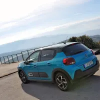 Razdalja med obema tablama (Ljubljana-Koper) meri 111,9 kilometra, vožnja po omejitvah traja dve uri 
in deset minut, povprečna  poraba s Citroenom C3 z bencinskim motorjem pa je znašala  5,9 litra.