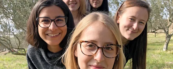 Študentke Sara, Andreja, Nina, Špela (z leve) in Lucija (spredaj) si želijo, da se njihovo delo ne bi končalo.  
