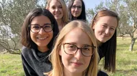 Študentke Sara, Andreja, Nina, Špela (z leve) in Lucija (spredaj) si želijo, da se njihovo delo ne bi končalo.  