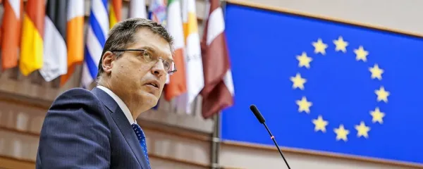 Janez Lenarči pravi, da je Evropska komisija  za razvoj cepiva proti 
koronavirsu in vzpostavitev proizvodne zmogljivosti namenila 
skoraj tri milijarde evrov.