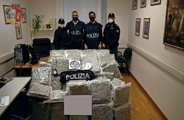 V tovornjaku so policisti našli več kot 50 kilogramov maihuane.