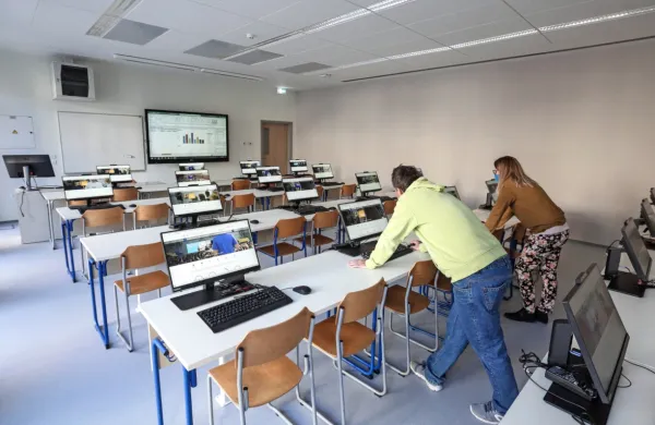 V prenovljenih prostorih je enajst predavalnic, laboratoriji, seminarske sobe in kabineti.