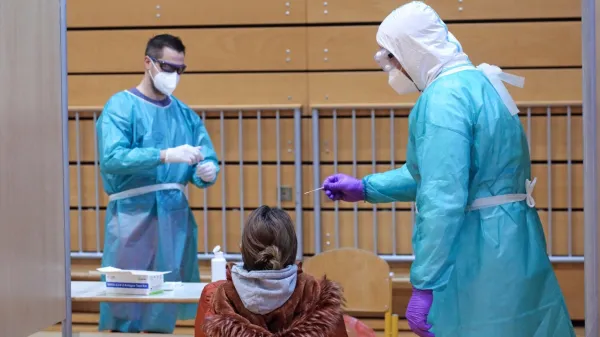 V četrtek potrdili 881 okužb z novim koronavirusom, umrli štirje bolniki s covidom-19