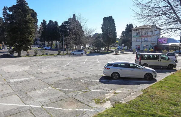 Javno parkirišče v središču Portoroža je zasebna last podjetja 
Putro, ki bi rado začelo graditi trgovsko-poslovni center s podzemno garažo, vendar mu to nikakor ne uspe. 