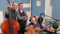 Kantavtor Jani Kovačič (desno), igralka Medea Novak kot pevka in 
kontrabasist Luka Dobnikar med lanskim snemanjem Ženskih 
štorij v studiu Hendix na Radiu Koper