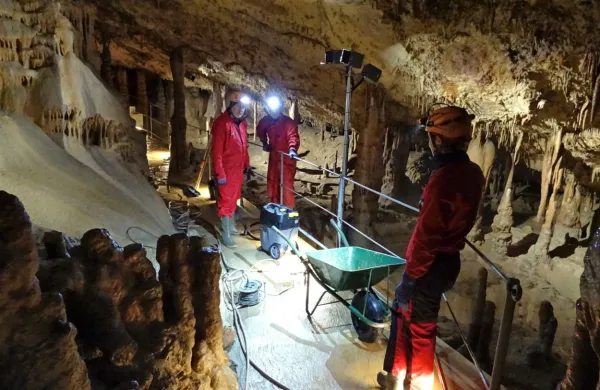 Iz Paradiža na začetku Škocjanskih jam so odstranili za sto 
samokolnic peska in drugega materiala, ki se je tam nabral v 
desetletjih turističnega obiska. 