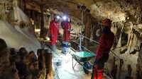 Iz Paradiža na začetku Škocjanskih jam so odstranili za sto 
samokolnic peska in drugega materiala, ki se je tam nabral v 
desetletjih turističnega obiska. 