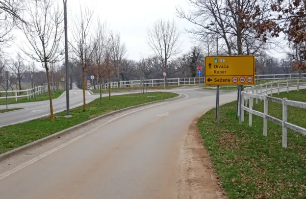 Sežanska občina bi promet, ki gre zdaj skozi Lipico - tudi čez to 
zapleteno križišče - speljala na obvoznico, a zavod za varstvo 
kulturne dediščine  dvomi, da Lipica potrebuje še eno cesto.