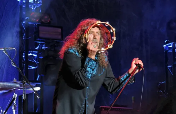 Robert Plant - na fotografiji med koncertom v puljski areni pred 
petimi leti - je po razpustu legendarnega benda Led Zeppelin v 
štirih desetletjih nanizal enajst studijskih albumov.