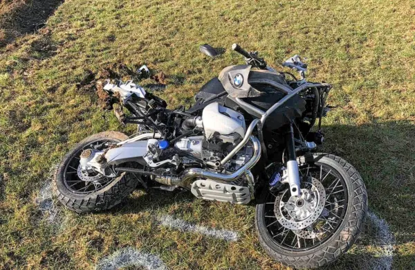 O prezgodnjem začetku motoristične sezone nam žal pričajo prve 
motoristične nesreče. S svojim BMW-jem se je pri Lipljah pred 
desetimi dnevi hudo poškodoval Logatčan.
