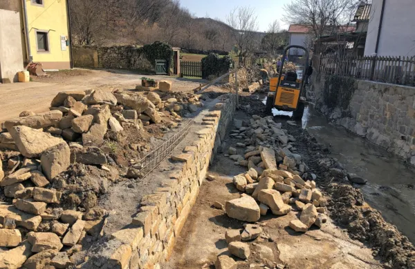 Strugo Glinščice, ki se vije skozi vas Klanec, in njen levi pritok
utrjuje državni koncesionar VGP Drava Ptuj.