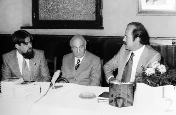  Miroslav Košuta (desno) na predstavitvi novitet koprske založbe Lipa oktobra 1976. Med njim in 
Cirilom Zlobcem  sedi prof. dr.  Anton Ocvirk.  Košuta o legendarnem profesorju piše v novi knjigi Na 
zmajevih krilih, ni pa vedel, da obstaja  fotografija, na kateri sta ovekovečena drug ob drugem.