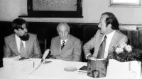  Miroslav Košuta (desno) na predstavitvi novitet koprske založbe Lipa oktobra 1976. Med njim in 
Cirilom Zlobcem  sedi prof. dr.  Anton Ocvirk.  Košuta o legendarnem profesorju piše v novi knjigi Na 
zmajevih krilih, ni pa vedel, da obstaja  fotografija, na kateri sta ovekovečena drug ob drugem.