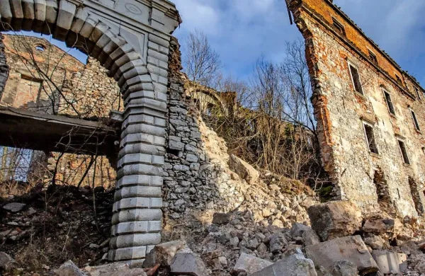 

Zavod za varstvo kulturne dediščine postojnski občini predlaga, da bi zaradi varnosti porušila portal 
gradu Haasberg, ki ga je nedavno tega prizadel potresni sunek.