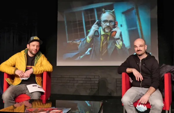 Birokrate je napisal Jure Karas (desno) in režiral Jaka Ivanc; na projekciji zadaj  igralec Rok Matek. 