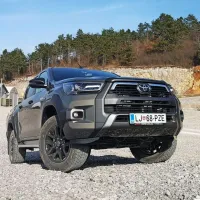 Pri Toyoti načrtujejo, da bi letos na ceste poslali približno  100 hiluxov, povečini z atraktivno opremo 
invicible.