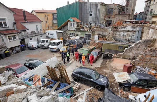 Medobčinski inšpektorat je z izvršbo poskrbel za odstranitev vsaj 
dela odpadkov, ki se na zasebnem zemljišču ob Ljubljanski cesti 
kopičijo že leta. (Foto: Valter Leban) 