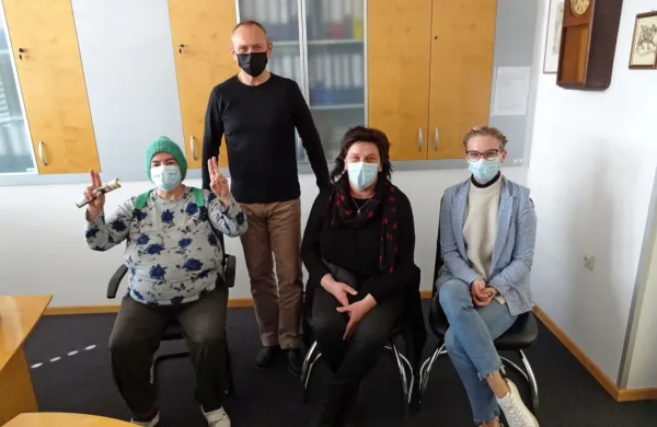 Stanovalka Milka Gatnik (z leve), direktor Matjaž Prelc in sodelavki 
Urška Sorta ter Brigita Obreza se veselijo selitve v stanovanjske 
skupnosti.  