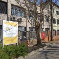 Dom na Krasu, posebni socialno varstveni zavod,  ki skrbi za 171 oseb z dolgotrajnimi težavami v duševnem 
zdravju, naj bi v prihodnjih letih letih spraznili. Vsi se bodo razselili po stanovanjih in hišah. 