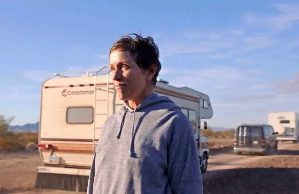 Frances McDormand se po drugem oskarju, ki ga je prejela za prav tako žilav lik 
Mildred Hayes v Treh plakatih pred mestom, nasmiha še eden za vlogo Fern v 
Nomadlandu.