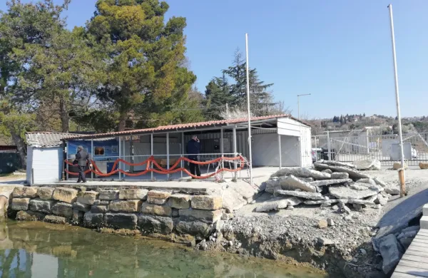 Klančina je že porušena, zabojnik z nadstrešnico pa prav tako 
mora proč. 