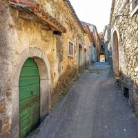Skozi najstarejši, srednjeveški del vasi, vodijo ozke gase, domačije 
krasijo kamniti portali, “kolone” in drugi kamnoseški elementi.   