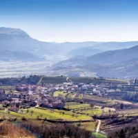Od  cerkvice Marije Snežne se odstira  pogled po zgornji Vipavski 
dolini. 