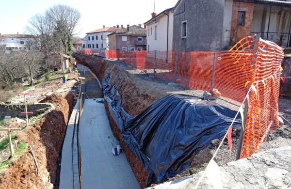 Na najožjem delu ceste so porušili hišo in tako dobili prostor za 
pločnik, širšo cesto, v prihodnje pa tudi parkirišče pod njo.  