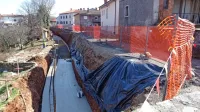 Na najožjem delu ceste so porušili hišo in tako dobili prostor za 
pločnik, širšo cesto, v prihodnje pa tudi parkirišče pod njo.  