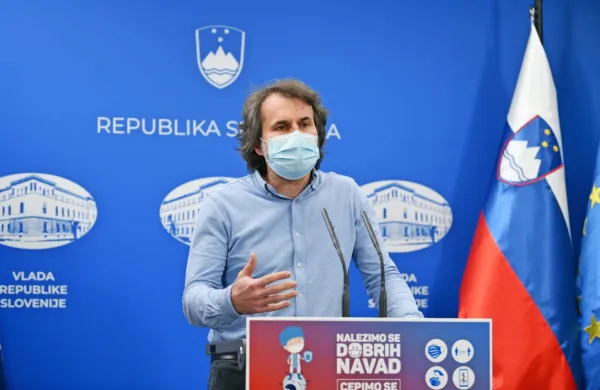 “Maske za otroke niso škodljive,” zagotavlja strokovni direktor 
Pediatrične klinike UKC Ljubljana Marko Pokorn.