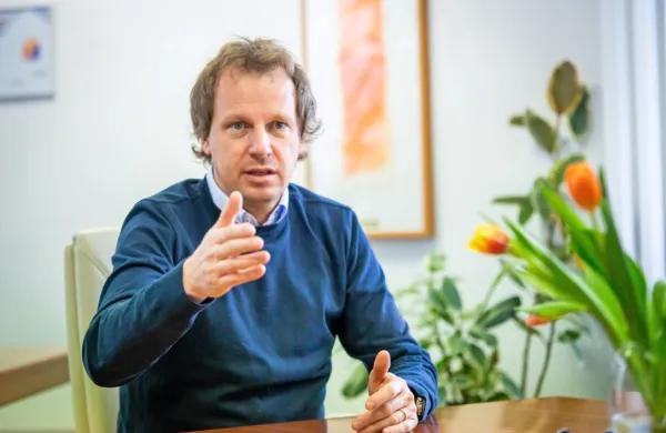 Kristjan Mugerli je vodenje Kolektorja CPG prevzel leta 2011, ko je 
bil CPG še del  Primorja, prej je bil inženir in vodja trženja v 
Primorju, vmes tudi direktor marketinga na Cestnem podjetju 
Koper.