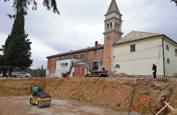 Gradbena jama za novo župnišče je izkopana. 