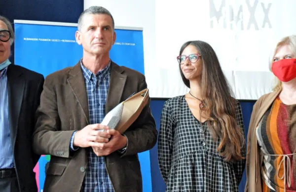  Fuad Hrustić (drugi z leve) je   artefakt Lapis Histriae, delo kiparja Ljuba de Karine,  oktobra lani prejel  
v Umagu; ob njem Milan Rakovac, oče Foruma Tomizza, ter žirantki   Tea Tulić in Laura Marchig. 
