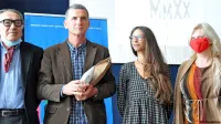  Fuad Hrustić (drugi z leve) je   artefakt Lapis Histriae, delo kiparja Ljuba de Karine,  oktobra lani prejel  
v Umagu; ob njem Milan Rakovac, oče Foruma Tomizza, ter žirantki   Tea Tulić in Laura Marchig. 