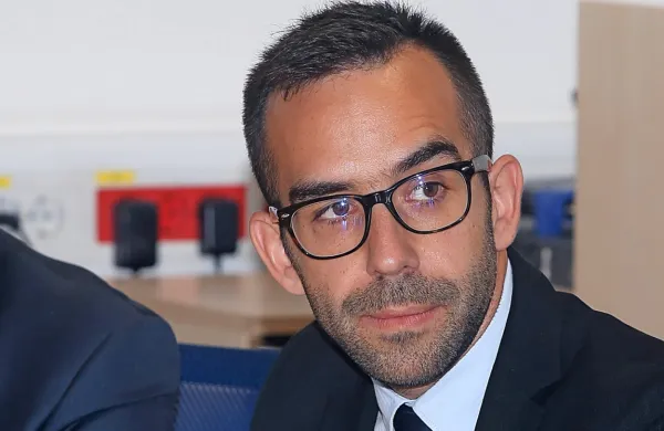 Namestnik vodje poslanske skupine SMC Gregor Perič je v današnji 
izjavi novinarjem v DZ zatrdil, da so imeli danes običajno sejo 
poslanske skupine, na kateri so razpravljali o operativnih zadevah.